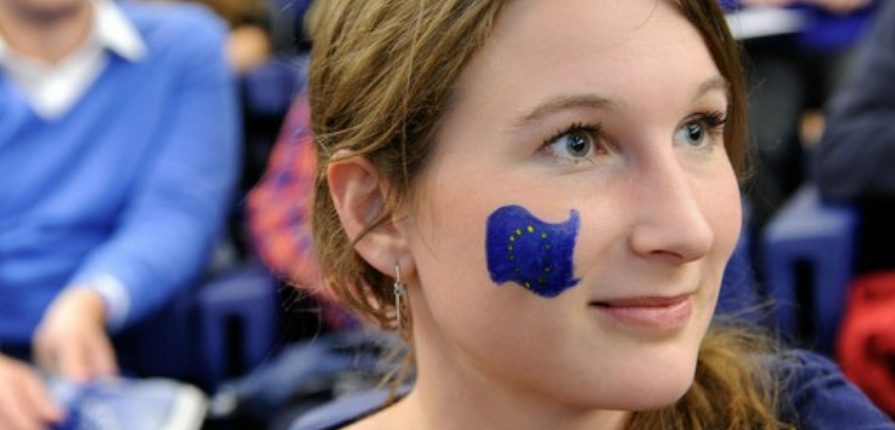 femeie tanara cu steagul UE vopsit pe fata